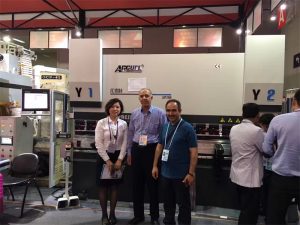 مشتریان خربزه ارل از نمایشگاه ما دیدن می کنند